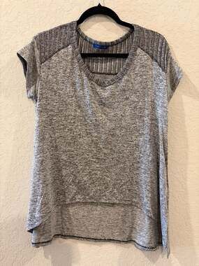 Sweet Claire Gray Heather High-Low Short Sleeve V-Neck Top